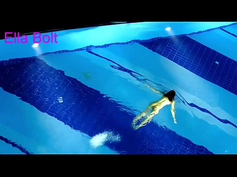❤️ Non podo deixar de mirar, unha moza loira que é sorprendida nadando espida na piscina do resort ELLA BOLT ️❌ Vídeo de puta  na pornografía gl.f150pulse.top ☑